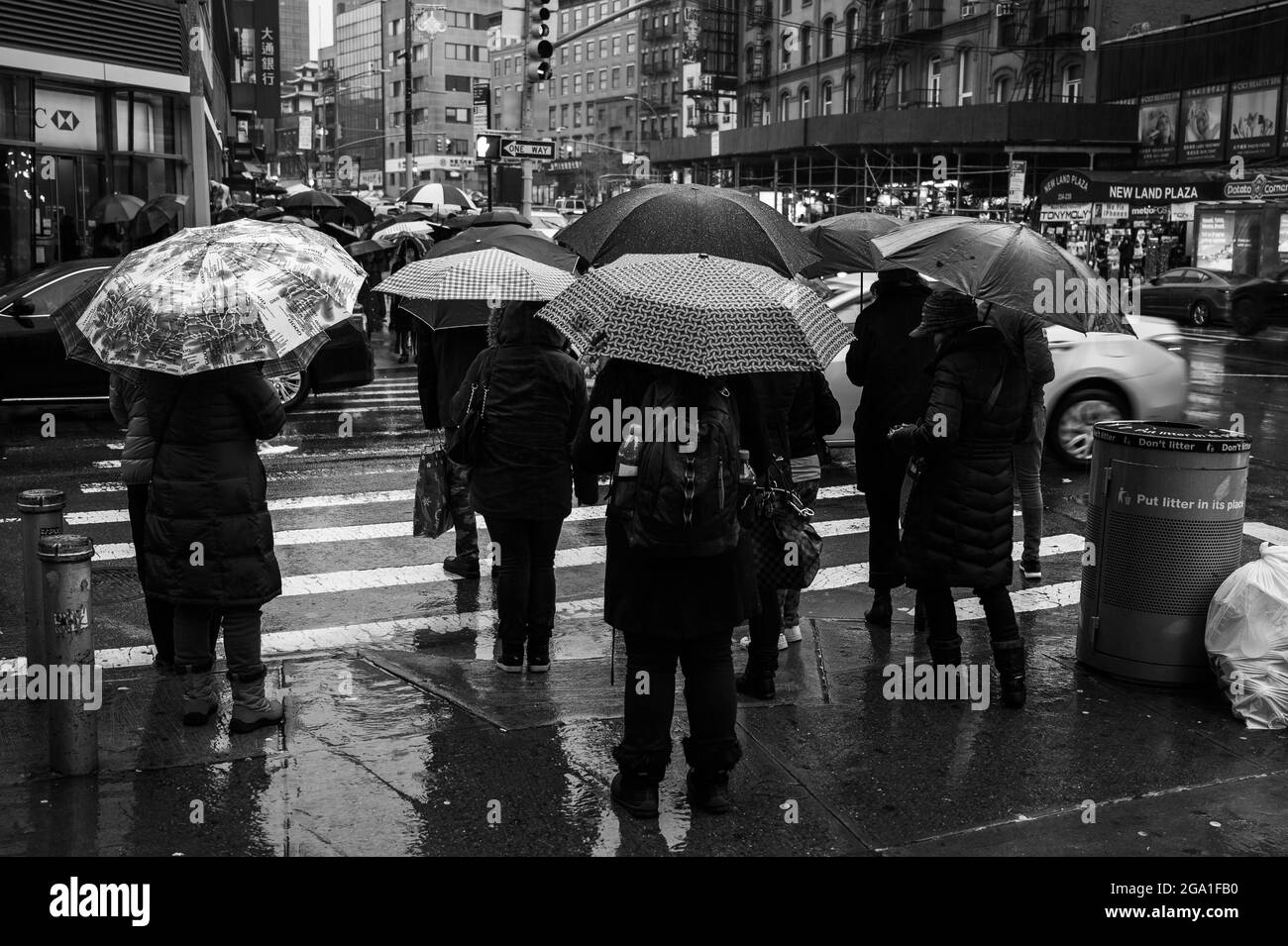 Fußgänger an der Canal & Centre Street an einem regnerischen Tag in New York Stockfoto