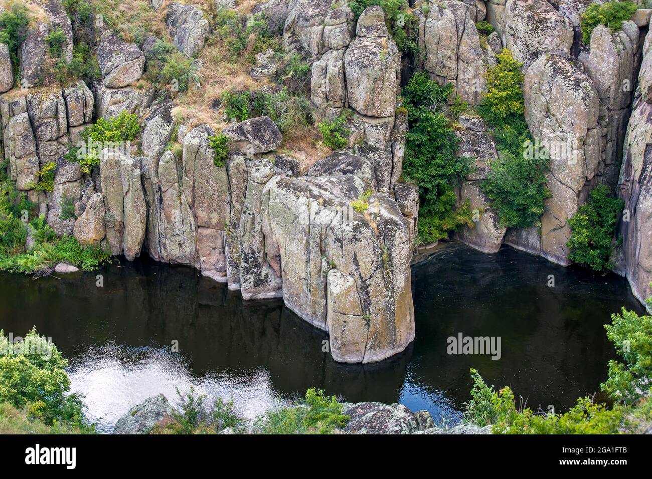 Bergfluss in einer Schlucht mit Steinklippen mit Bäumen Sommerlandschaft, Natur für Tourismus und Outdoor-Aktivitäten, niemand. Stockfoto