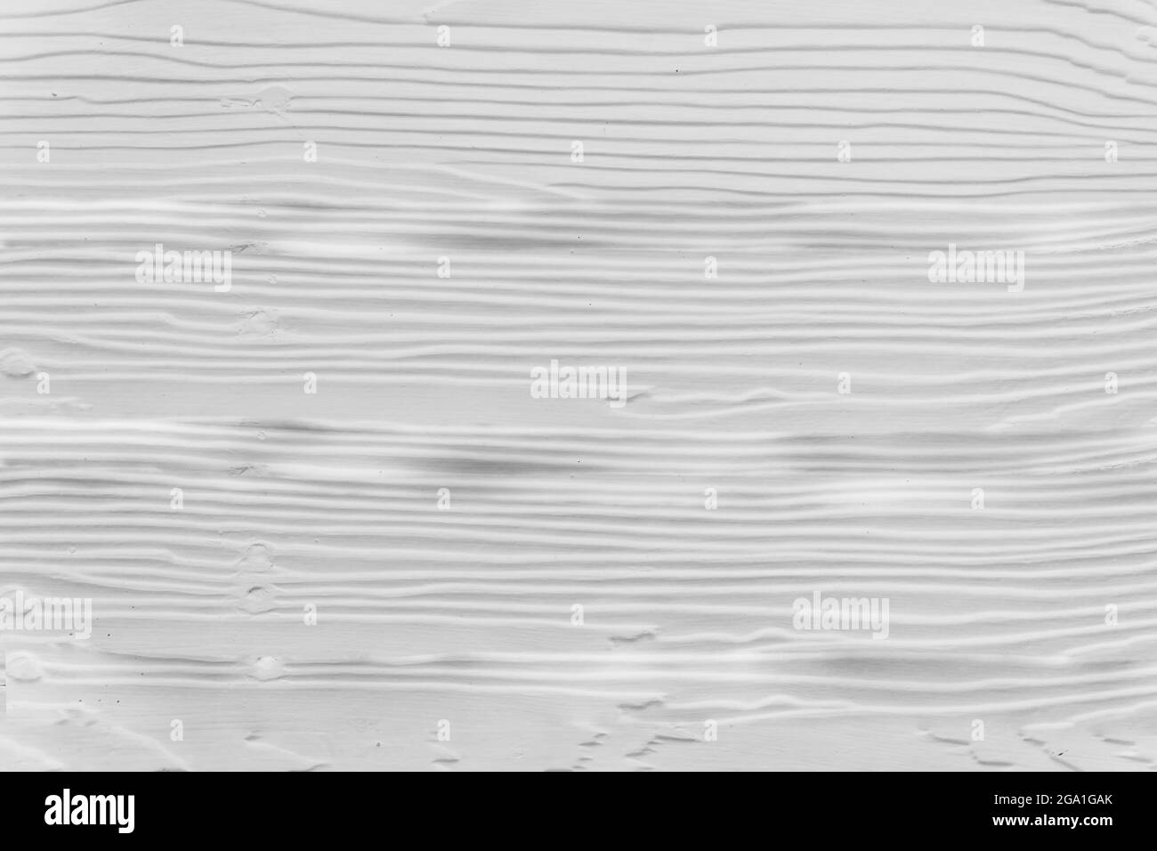 Nahaufnahme einer weißen Fläche mit horizontalen Linien. Stockfoto