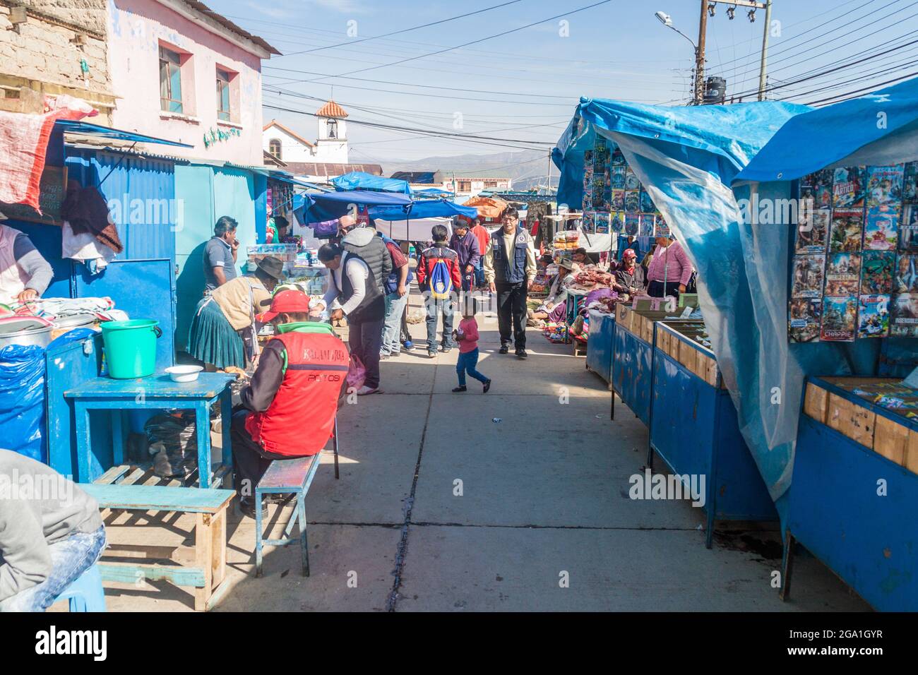 POTOSI, BOLIVIEN - 20. APRIL 2015: Einheimische auf einem Markt in Potosi. Stockfoto