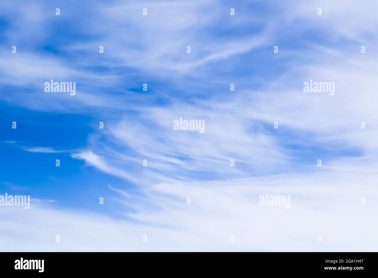 Blauer Himmel mit weißen Zirruswolken am Tag, natürliche Hintergrundstruktur Stockfoto