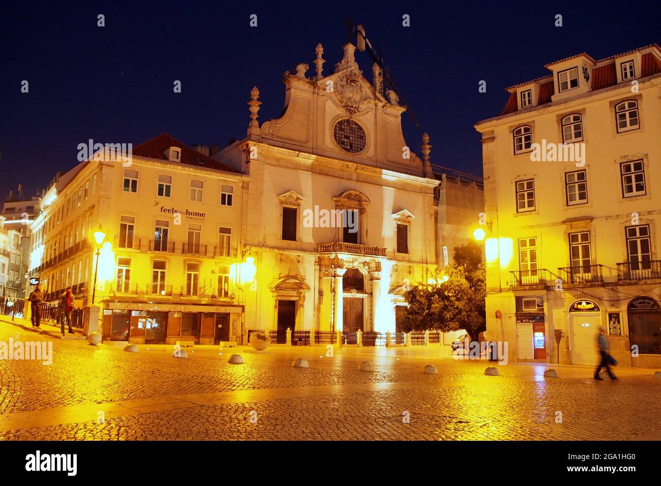 Kirche St. Dominic, beleuchtet bei Nacht, einer der ältesten in Lissabon, nach dem Erdbeben von 1755 vollständig im barocken Stil wiederaufgebaut, Lissabon, Portugal Stockfoto