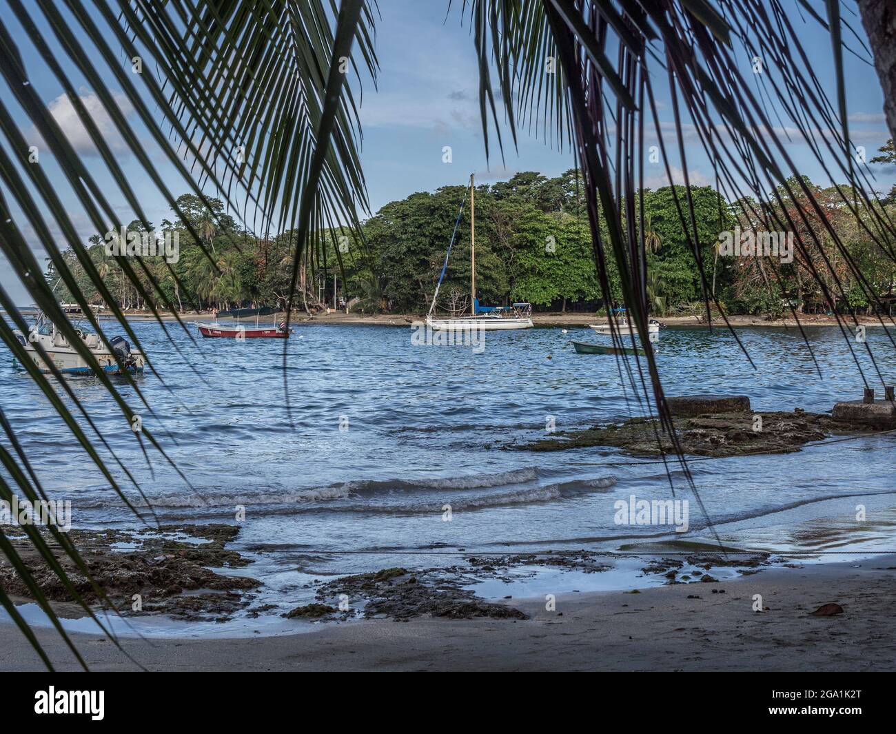 Boote ankerten in einer Bucht in Puerto Viejo de Talamanca, Costa Rica. Stockfoto