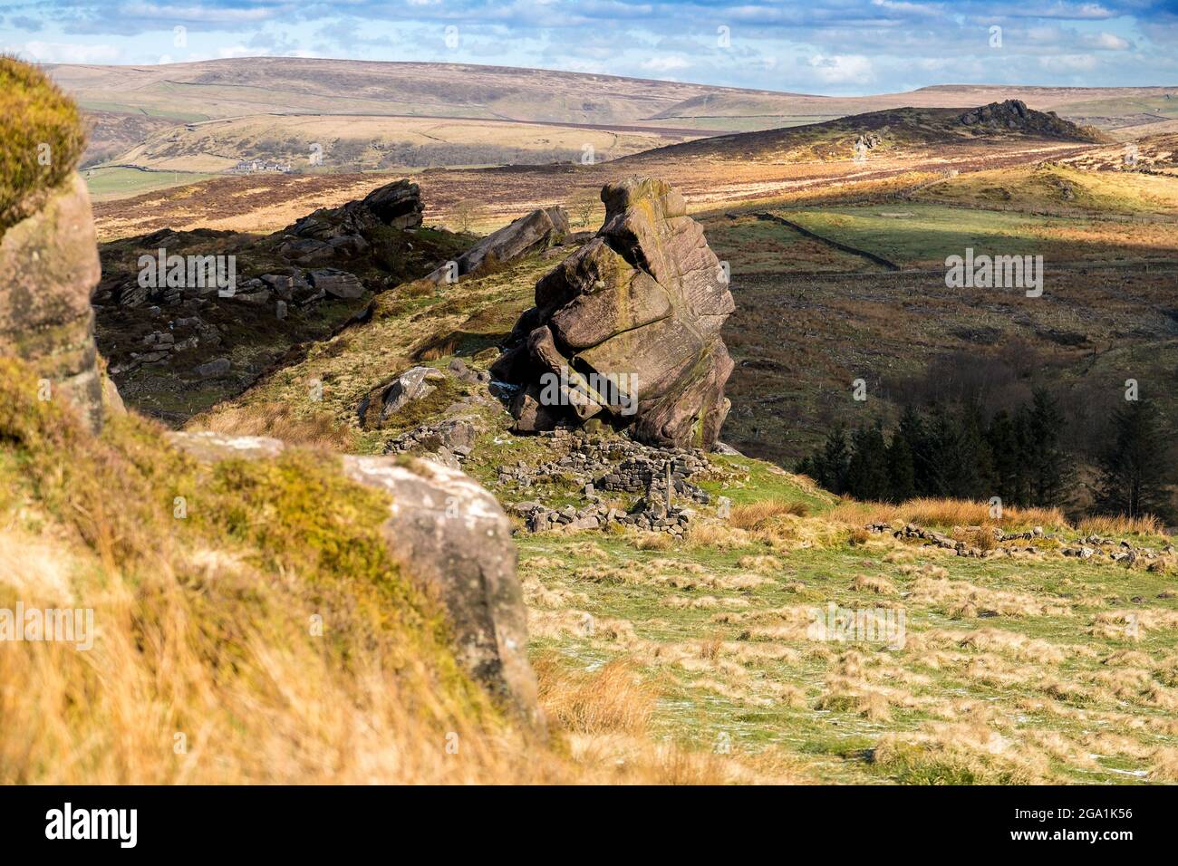 Die typische Hochlandlandschaft der Staffordshire Moorlands ist der Peak District National Park. Der Steinausbiss ist Baldstones Stockfoto