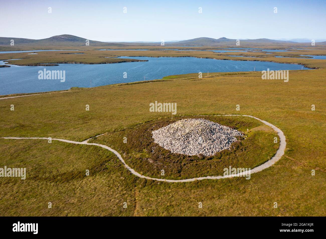 Luftaufnahme von der Drohne des besterhaltenen neolithischen Kammers in den Äußeren Hebriden in Langass auf North Uist, Äußere Hebriden, Schottland, Großbritannien Stockfoto