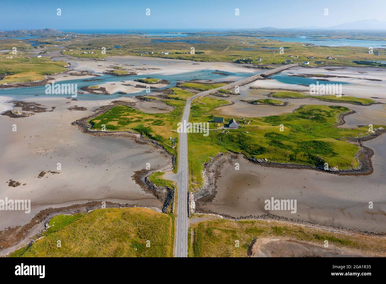 Luftaufnahme von der Drohne der Benbecula Road Causeways, die Mündungen überqueren und kleine Inseln über Benbecula in den Äußeren Hebriden, Schottland, Großbritannien, verbinden Stockfoto