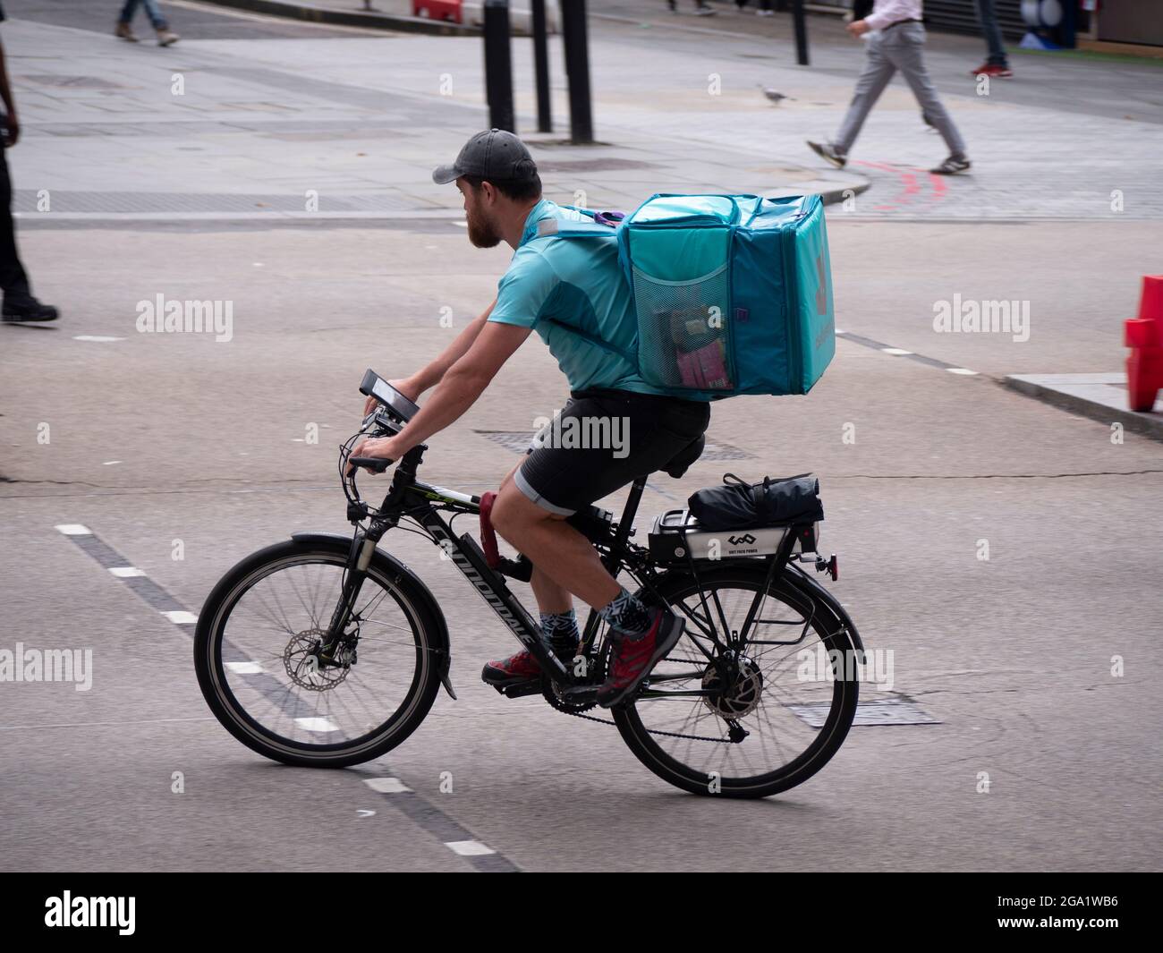 Deliveroo Rider auf dem Fahrrad liefert in Zentral-London Stockfoto