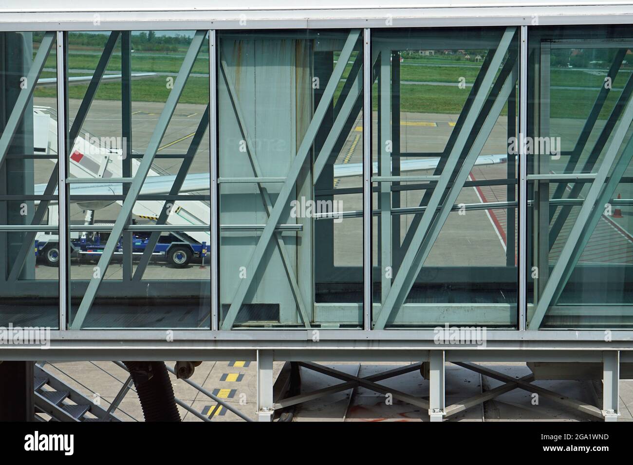 Bewegliche Glastunnel-Luftbrücke am Flughafen Stockfoto