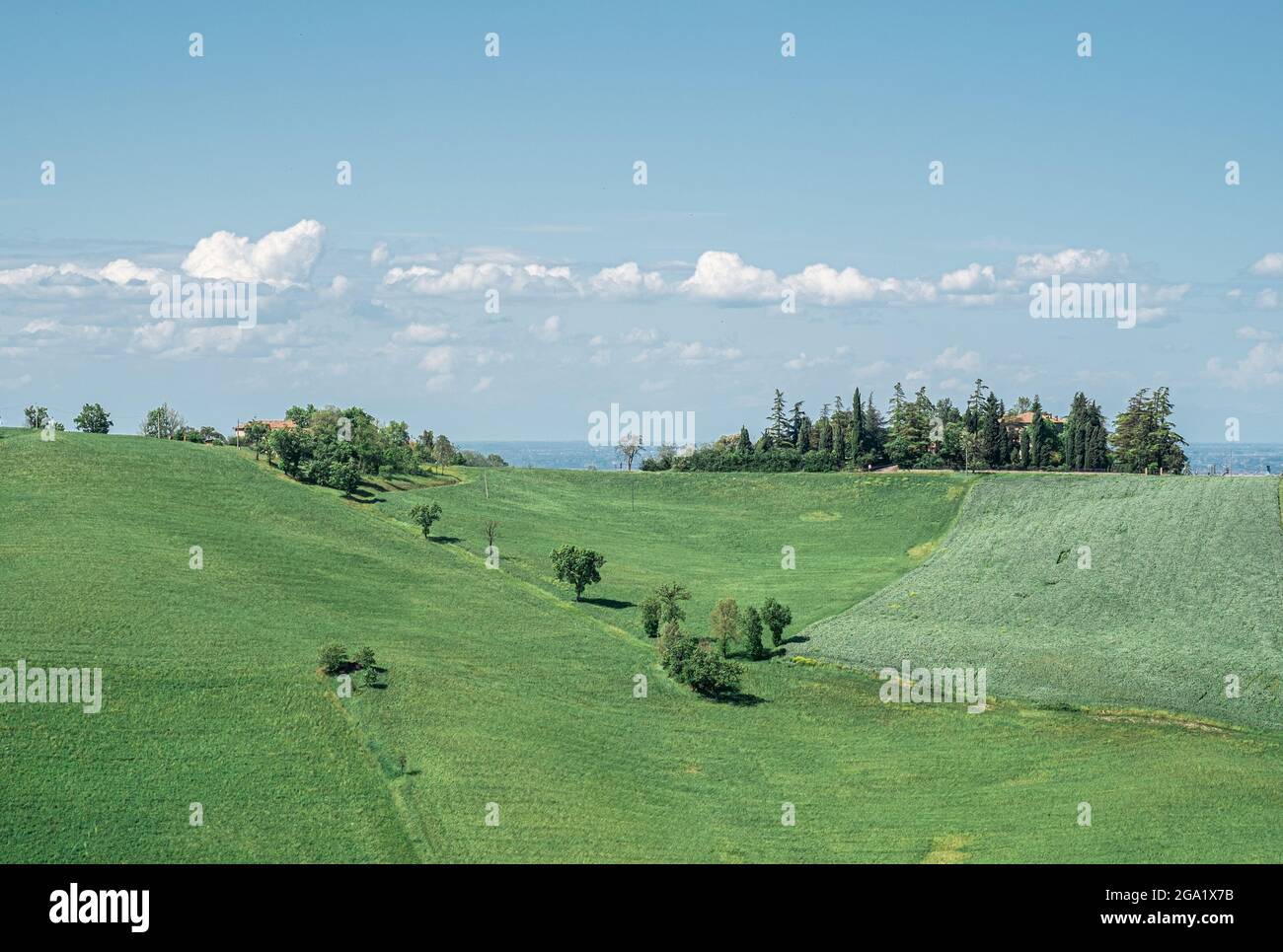 Ruhiger Ort auf den Hügeln in der Landschaft zwischen Modena und Bologna, Emilia und Romagna, Italien. Stockfoto
