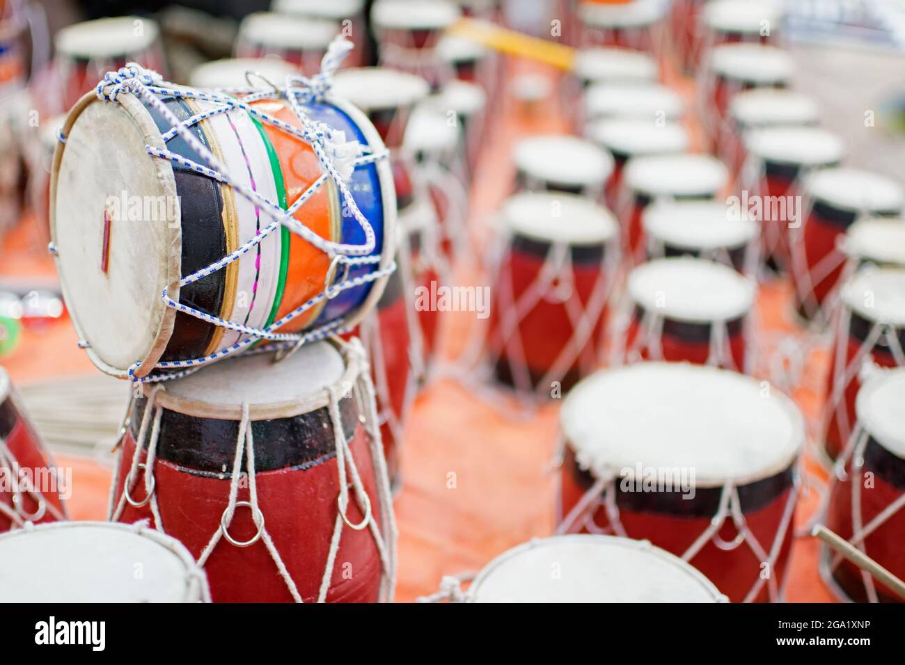 Tablas, Membranophone, Paar kleine Trommeln. Kunsthandwerk auf der Messe für Kunsthandwerk in Kalkutta, früher Kalkutta, Westbengalen, Indien. It Stockfoto