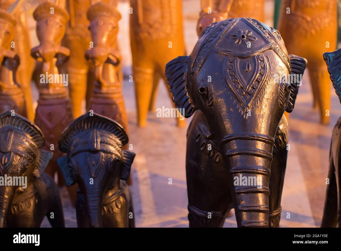 Ton gemacht Elefant, Terrakotta-Kunsthandwerk von Bbankura und Bishnupur, auf dem Display während der Handwerksmesse in Kalkutta, Westbengalen, Indien. Es ist Th Stockfoto