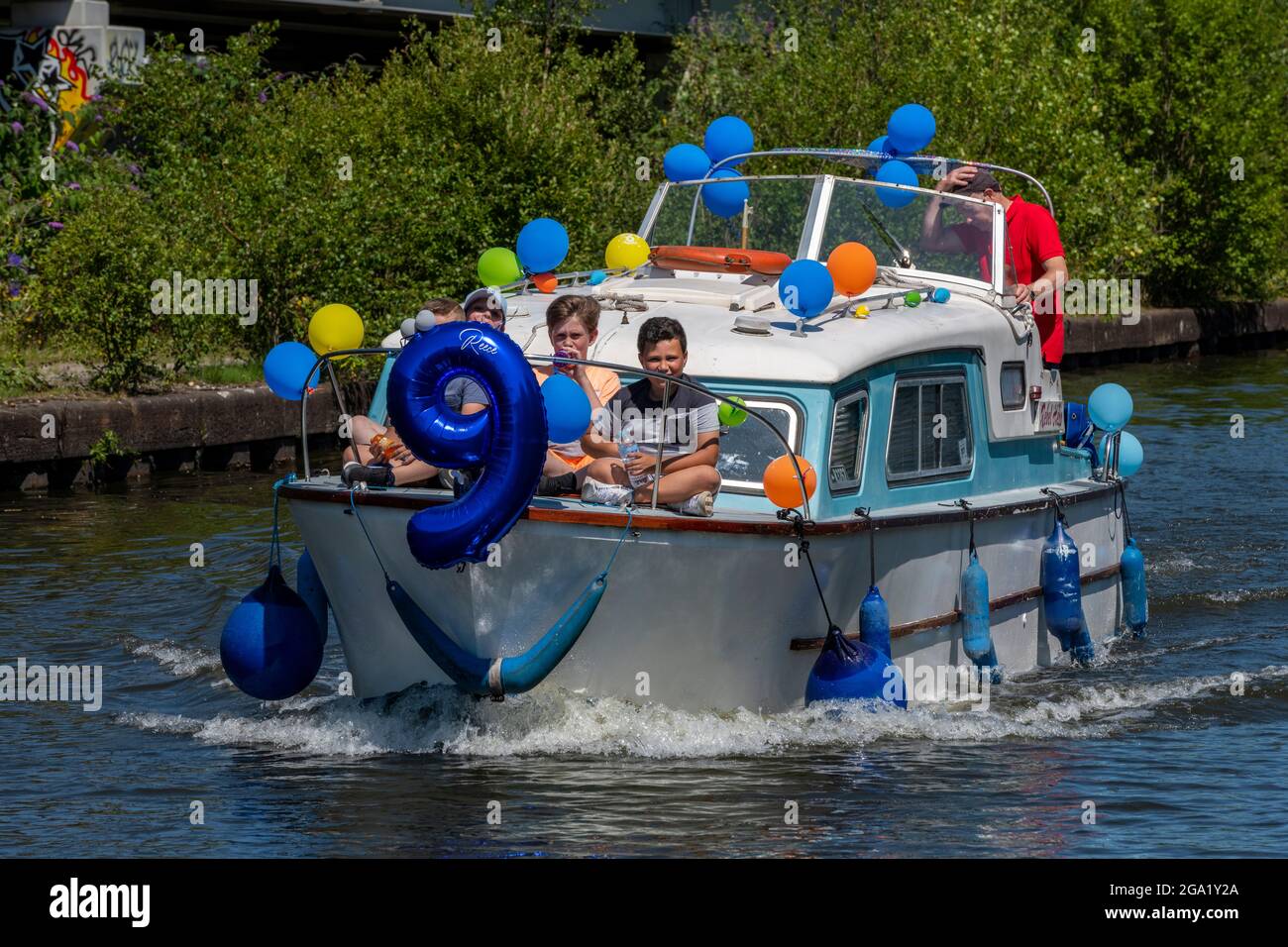 canal Cruiser Boot voller Kinder Kinder auf einem 9. Geburtstag Party Tagesausflug auf dem Fluss Stockfoto