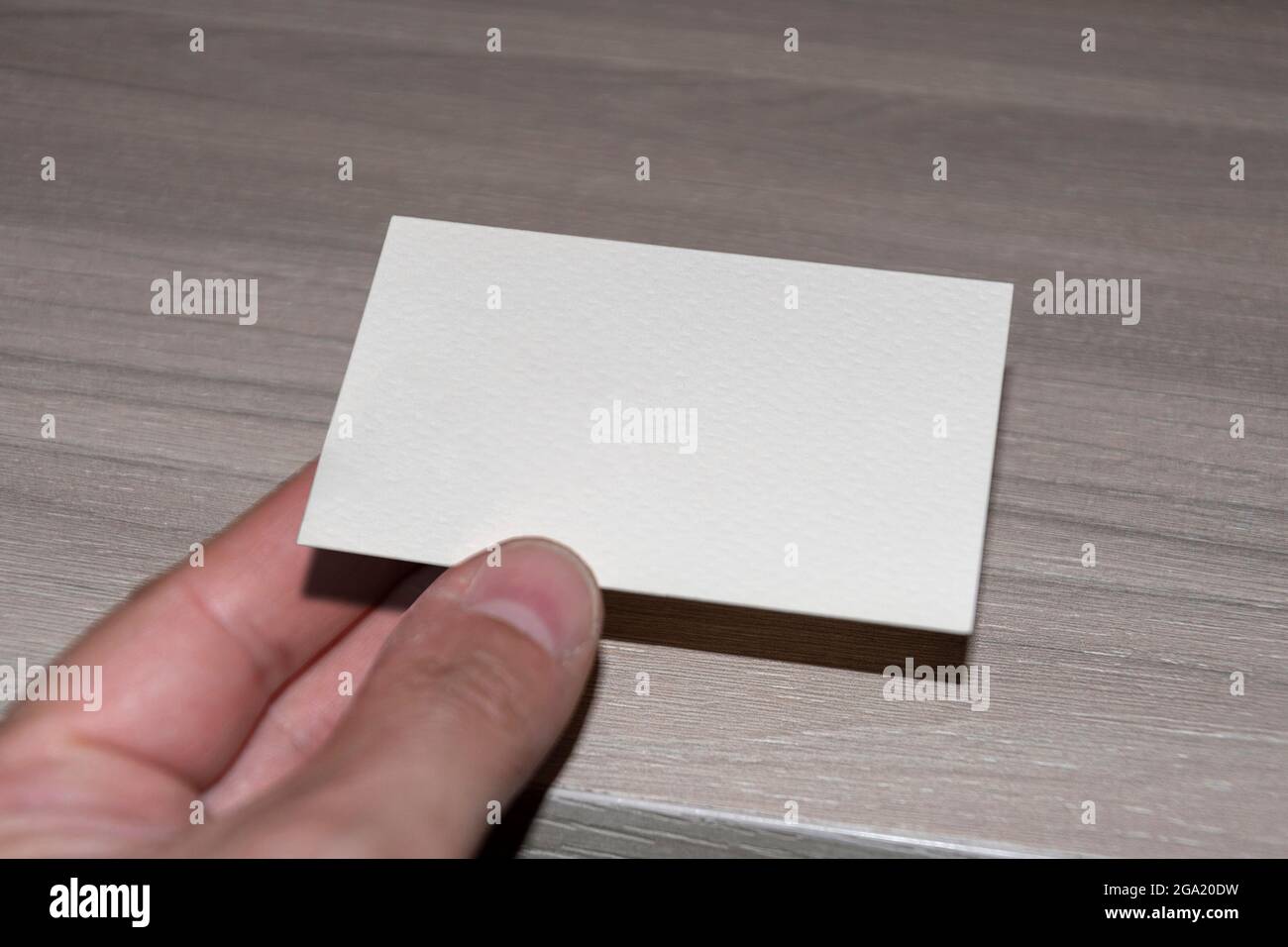 Hand, die eine leere Visitenkarte Stockfoto