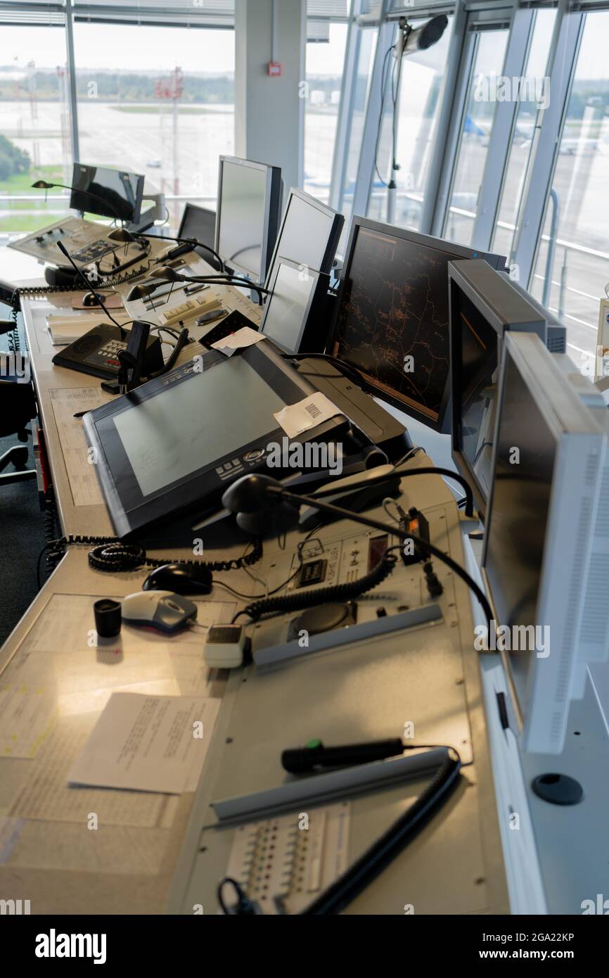 Fluglotsenarbeitsplatz. Arbeitsraum des Managers der Starts und Landungen der Flugzeuge am Flughafen. Monitore, Stühle, Computer. Luft Stockfoto