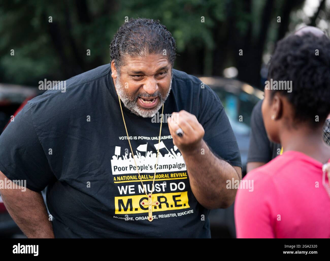 Georgetown, Usa. Juli 2021. Rev. William Barber II spricht mit den Medien, während nationale und texanische Wahlrechtsgruppen einen 30 Meilen langen, viertägigen marsch von Georgetown, Texas, zum State Capitol in Austin beginnen. Aufgrund der Hitze im Sommer in Texas werden mehrere 100-Personen-Schichten mit jeweils 4 Meilen marschieren. Der Marsch für Demokratie fordert die Verabschiedung des John Lewis Voting Rights Act und die Beseitigung landesweiter Hemmnisse für die Stimmabgabe. Kredit: Bob Daemmrich/Alamy Live Nachrichten Stockfoto