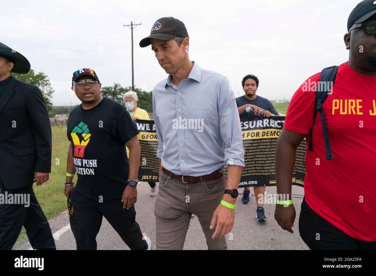 Georgetown, Usa. Juli 2021. Der ehemalige Kongressabgeordnete und aktuelle demokratische Aktivist BETO O'ROURKE (in blauem Hemd) führt Wahlrechtsbefürworter an, als sie einen 30 Meilen langen, viertägigen marsch von Georgetown, Texas, zum State Capitol in Austin beginnen. Aufgrund der Hitze im Sommer in Texas werden mehrere 100-Personen-Schichten mit jeweils 4 Meilen marschieren. Kredit: Bob Daemmrich/Alamy Live Nachrichten Stockfoto