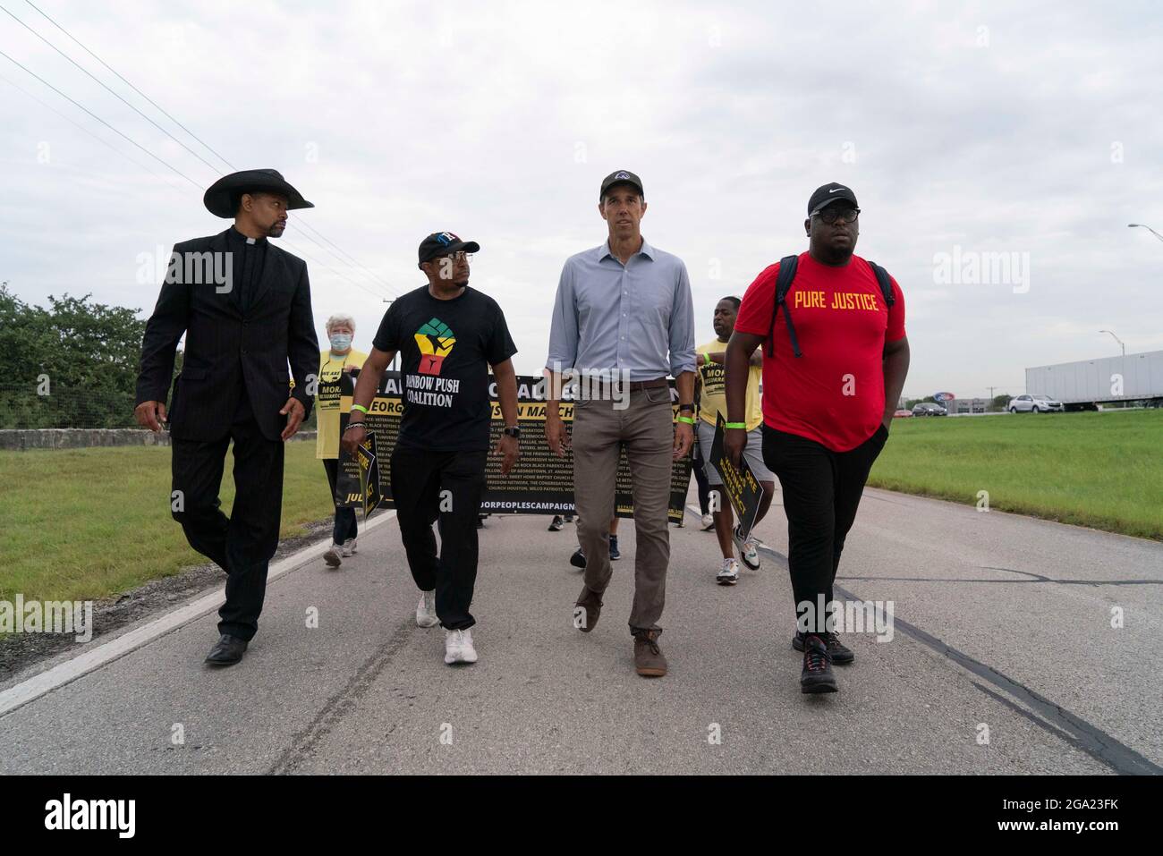 Georgetown, Usa. Juli 2021. Der ehemalige Kongressabgeordnete und aktuelle demokratische Aktivist BETO O'ROURKE (in blauem Hemd) führt Wahlrechtsbefürworter an, als sie einen 30 Meilen langen, viertägigen marsch von Georgetown, Texas, zum State Capitol in Austin beginnen. Aufgrund der Hitze im Sommer in Texas werden mehrere 100-Personen-Schichten mit jeweils 4 Meilen marschieren. Kredit: Bob Daemmrich/Alamy Live Nachrichten Stockfoto