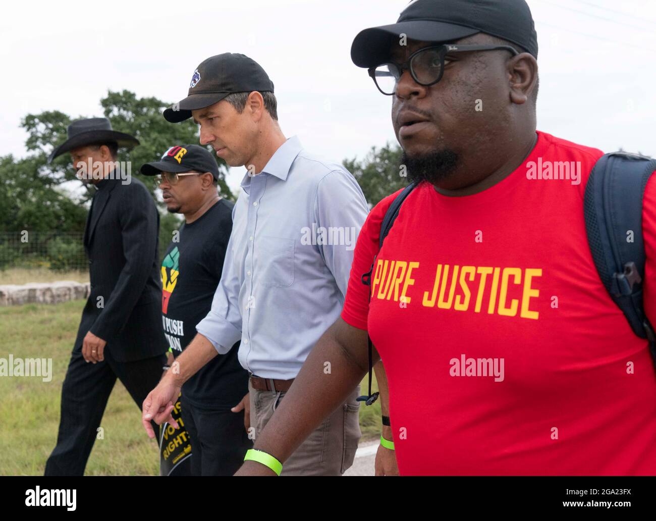 Georgetown, Usa. Juli 2021. Der ehemalige Kongressabgeordnete und aktuelle demokratische Aktivist BETO O'ROURKE (in blauem Hemd) führt Wahlrechtsbefürworter an, als sie einen 30 Meilen langen, viertägigen marsch von Georgetown, Texas, zum State Capitol in Austin beginnen. Aufgrund der Hitze im Sommer in Texas werden mehrere 100-Personen-Schichten mit jeweils 4 Meilen marschieren. Kredit: Bob Daemmrich/Alamy Live Nachrichten Stockfoto