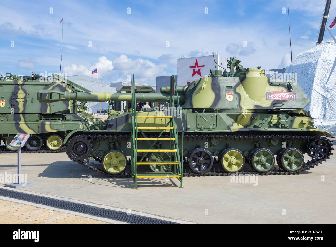 ALABINO, RUSSLAND - 25. AUGUST 2020: 2S3M 'Akatsia'- 152mm selbstfahrende Haubitze auf dem Militär-2020 internationalen Militär-technischen Forum. Patriot Park Stockfoto