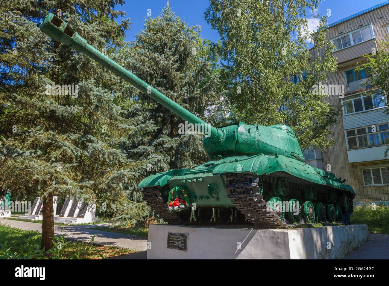 NEVEL, RUSSLAND - 04. JULI 2021: IS-2 Sowjetisches Denkmal für schwere Panzer an einem sonnigen Julitag. Das Fragment des Denkmals zu Ehren des Grossen Vaterländischen Krieges Stockfoto