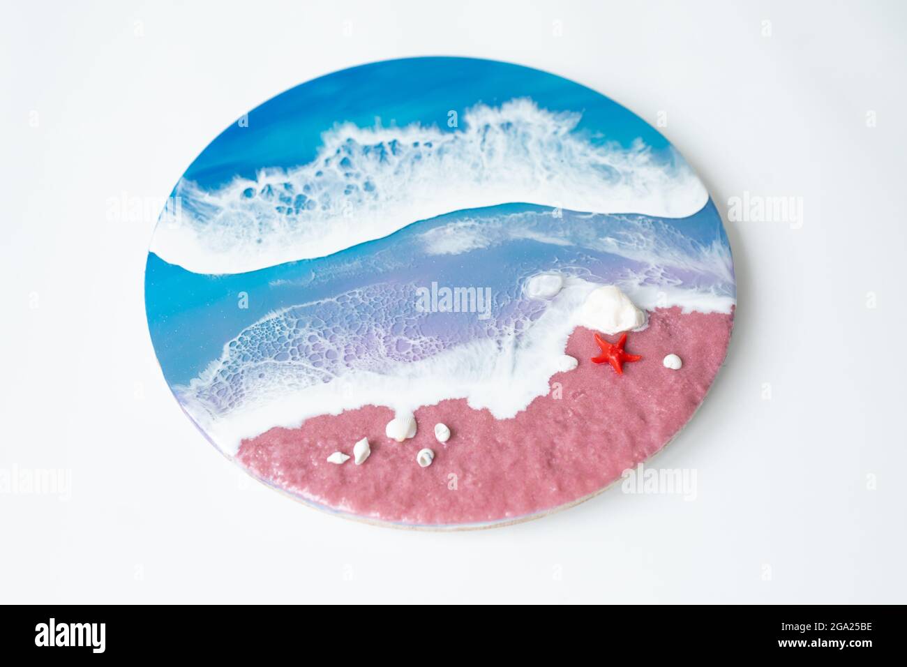 Harzkunst mit Meereswellen und Strand mit Seesternen. Epoxidfarbe Stockfoto