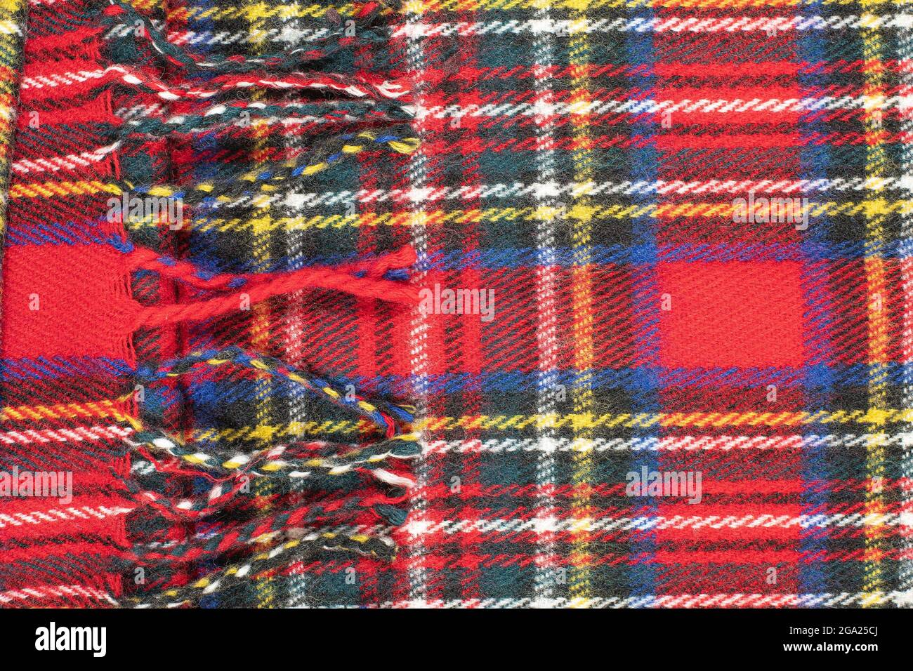 Karierte Steppstruktur in vorherrschend roter Farbe. Fabric-Hintergrund. Stockfoto