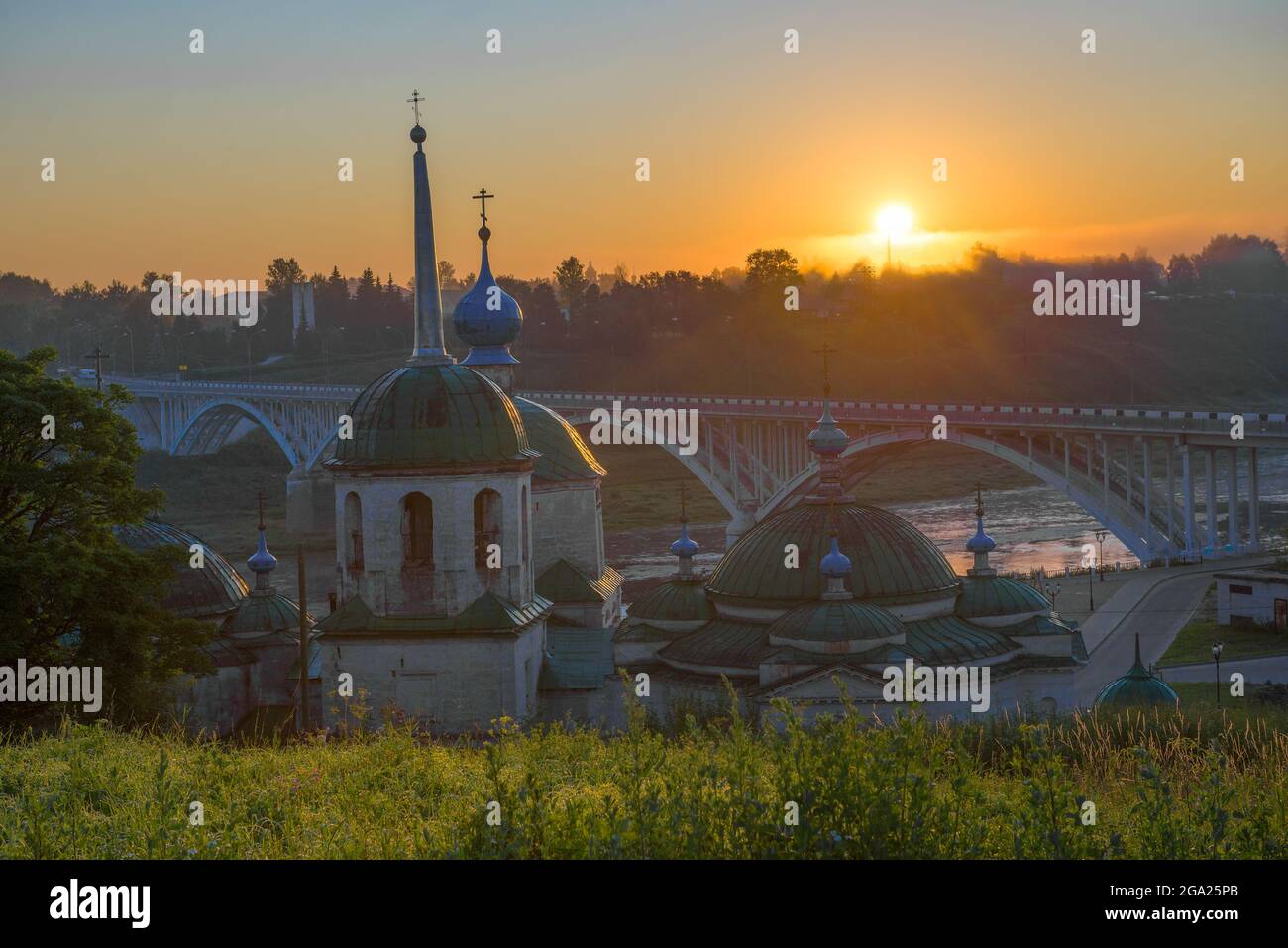 Juli Sonnenaufgang in der alten Kirche von Paraskeva Freitag. Staritsa, Region Twer, Russland Stockfoto