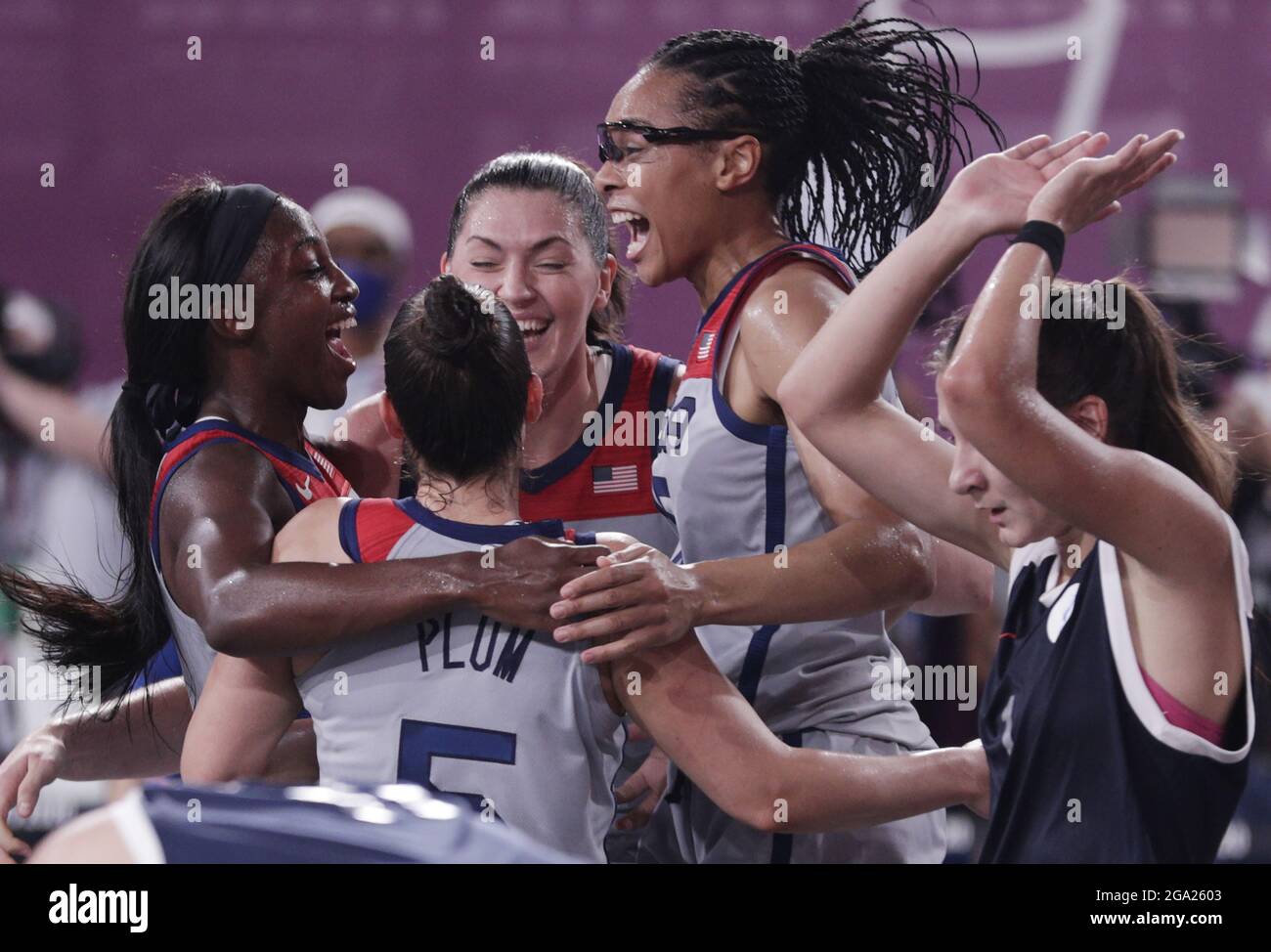 Tokio, Japan. Juli 2021. US-Spieler feiern, nachdem sie das Team ROC beim 3X3 Basketball-Goldmedaillenspiel der Frauen bei den Olympischen Sommerspielen in Tokio, Japan, am Mittwoch, den 28. Juli 2021 besiegt haben. Foto von Bob Strong/UPI. Kredit: UPI/Alamy Live Nachrichten Stockfoto