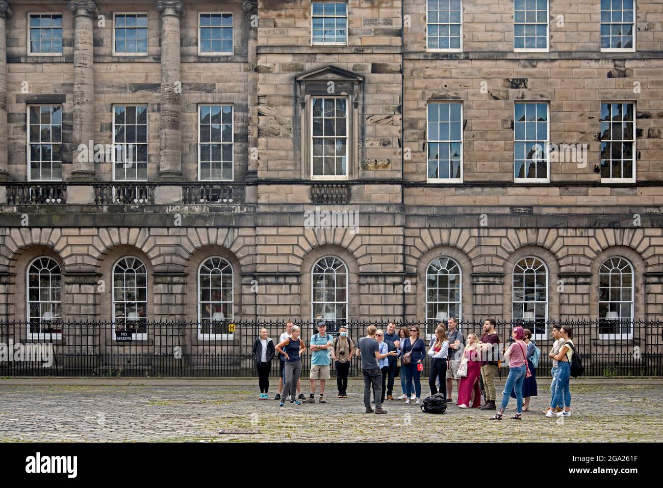 Eine Gruppe von Touristen trifft sich auf einem Spaziergang am Parliament Square in der Altstadt von Edinburgh. Stockfoto