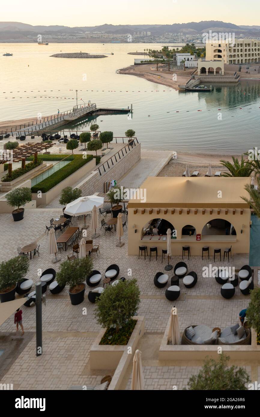Abendansicht der Räumlichkeiten des Al Manara, eines Luxus-Collecion-Hotels, des ersten 5-Sterne-Resorts in der alten Hafenstadt Aqaba, Jordanien, im Nahen Osten Stockfoto