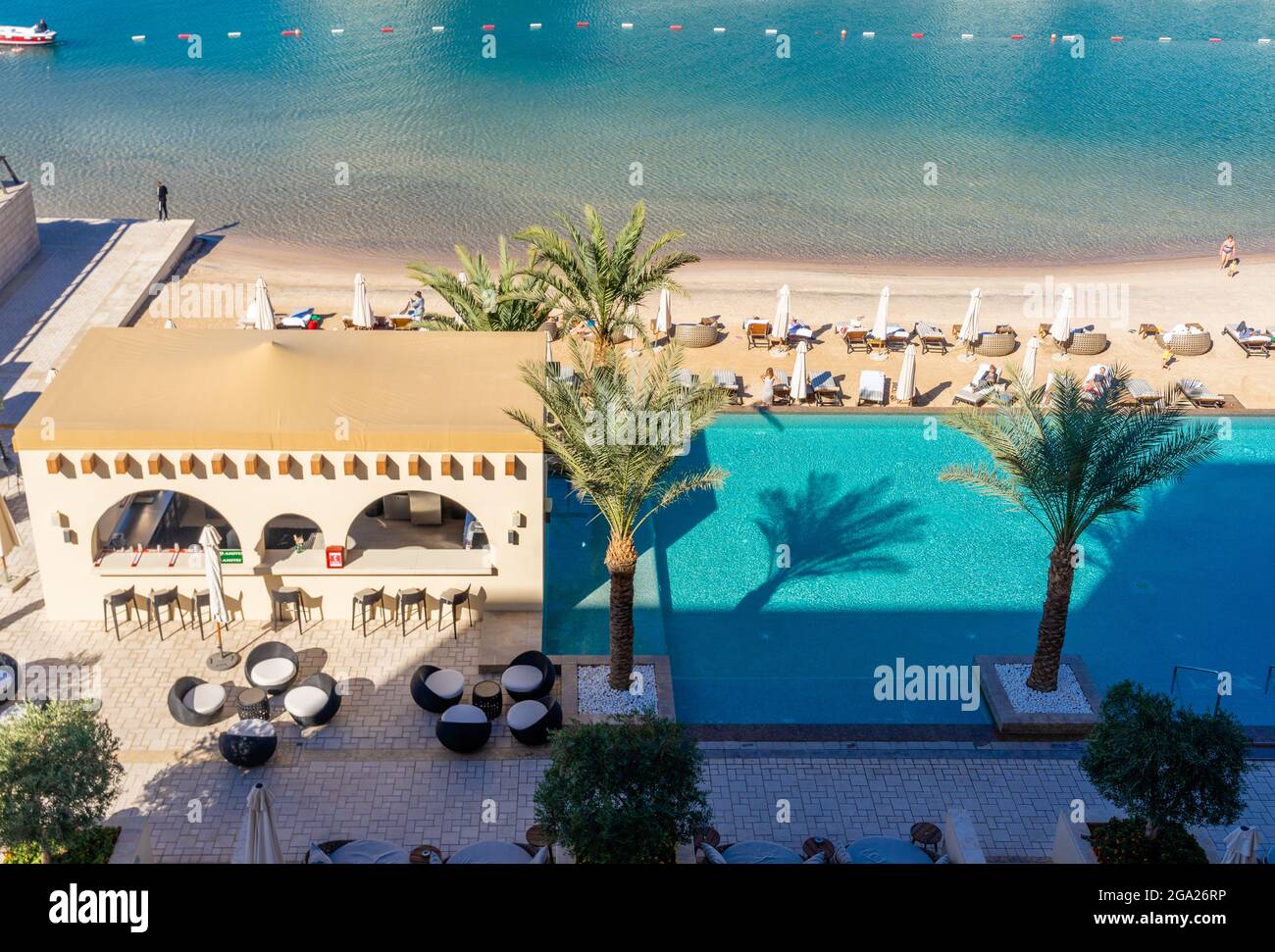 Blick von oben auf den Swimmingpool und das Café im Freien im Al Manara, Luxury Collection Hotel, dem ersten 5-Sterne-Resort in der alten Hafenstadt Aqaba, Jordanien Stockfoto