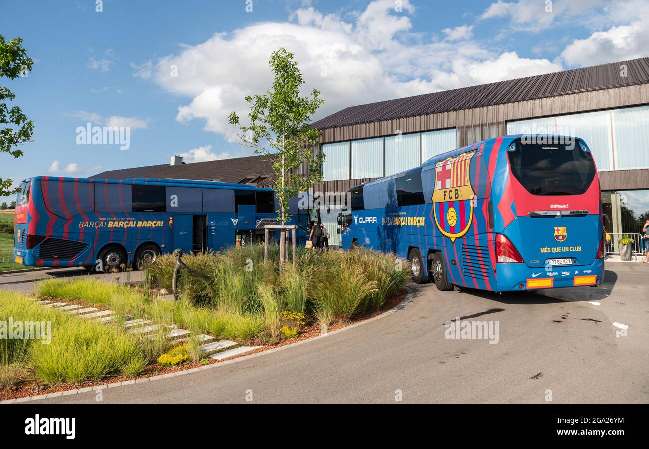 Donaueschingen Deutschland Juli 2021 Zwei Mannschaftsbusse Des Fc Barcelona Bei Der Ankunft Im Trainingslager Oschberghof Kredit Silas Stein Dpa Alamy Live Nachrichten Stockfotografie Alamy