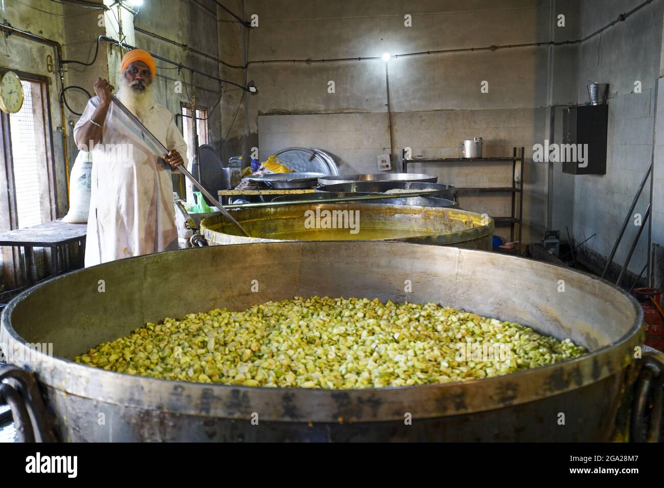 Der Goldene Tempel (Sri Harmandir Sahib) Gurdwara Küchen für die  Vorbereitung täglich kostenloses Langar-Essen für Pilger in Amritsar,  Punjab, Indien Stockfotografie - Alamy