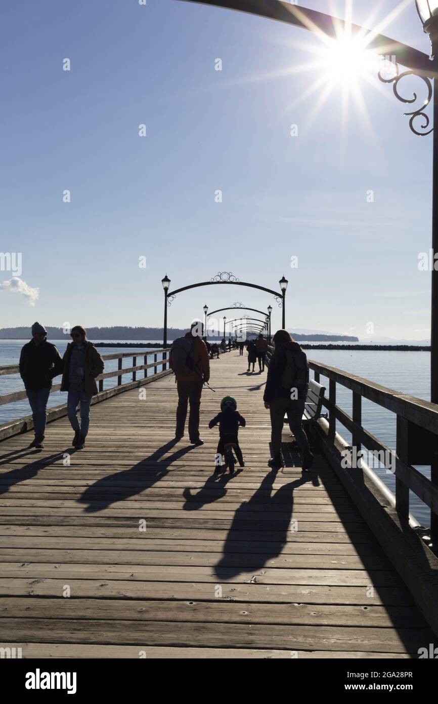 Familien spazieren an einem sonnigen Tag am Pier in White Rock, BC; White Rock, British Columbia, Kanada Stockfoto
