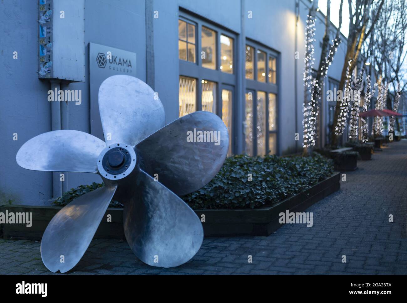 Kunstinstallation eines nautischen Propellers vor einem Geschäft auf Granville Island; Vancouver, British Columbia, Kanada Stockfoto