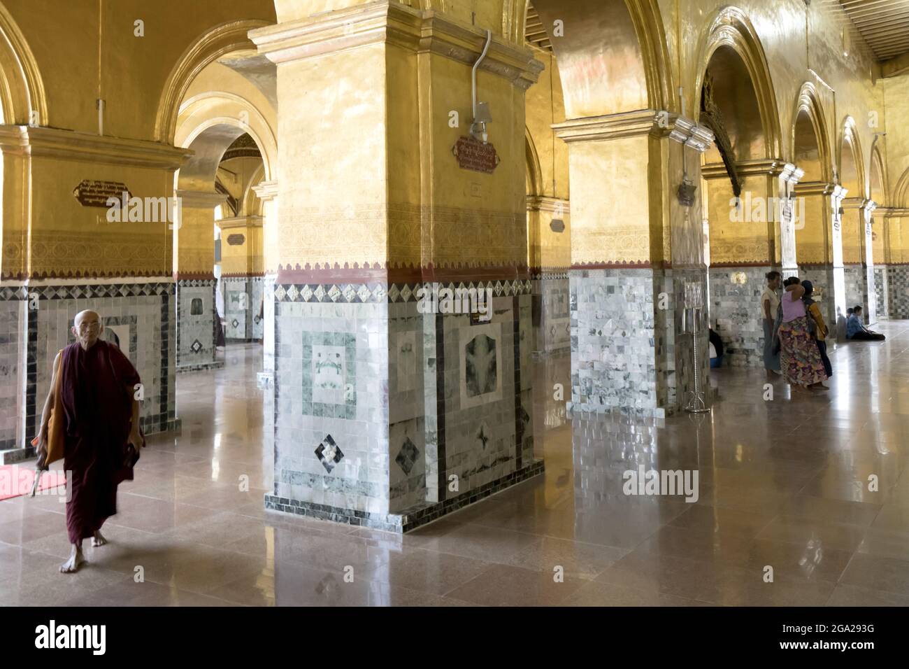 Mönch in der Großen Salbei-Pagode, wo Pilger Goldblatt auf das Maha Muni Buddha-Bild legen, Mandalays wichtigste religiöse Struktur, Myanmar-Burm Stockfoto