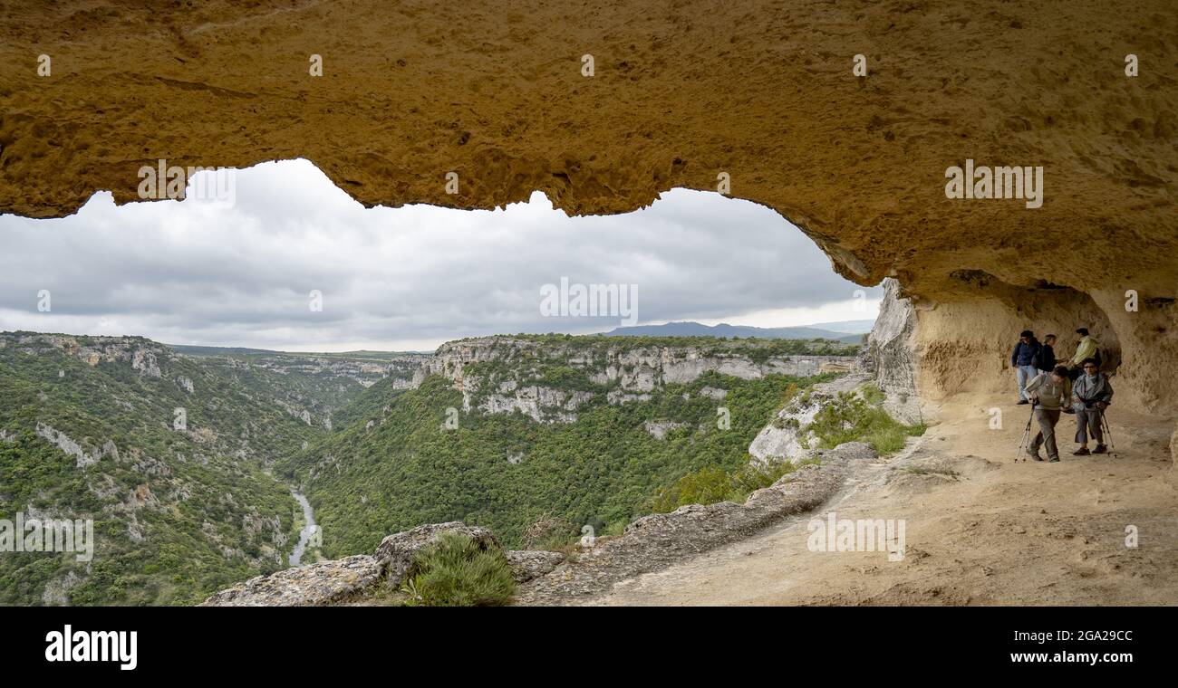 Wanderwege durch den Fluss Gravina di Miera und den Park in der Nähe von Mdera, Basilicata, Italien; Basilicata, Italien Stockfoto