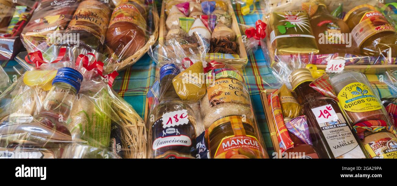 Pakete mit traditionellen Lebensmitteln zum Verkauf auf einem Straßenmarkt in Grande-Terre, Guadeloupe, Französisch-Westindien; Grande-Terre, Guadeloupe, Frankreich Stockfoto