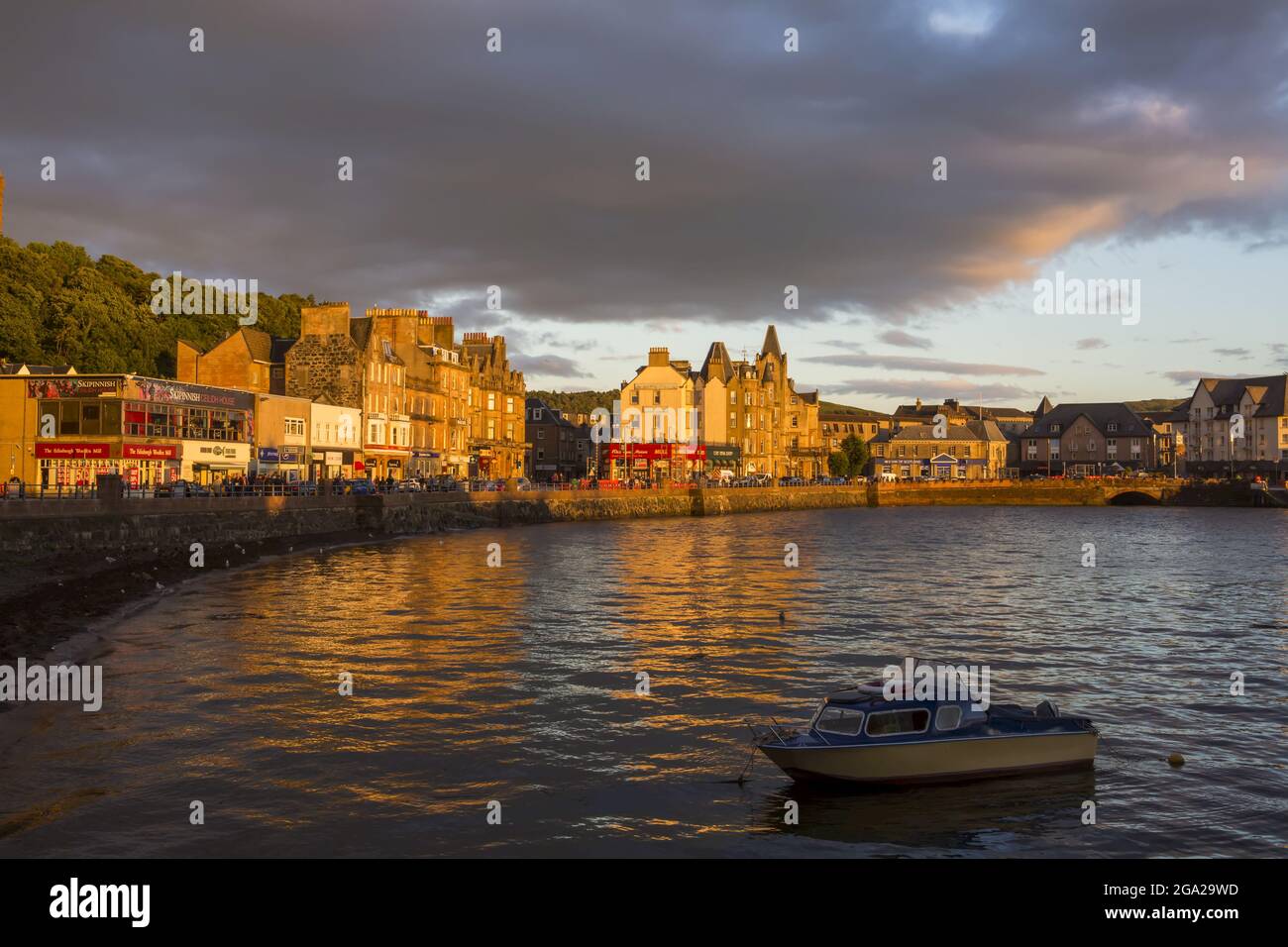 Der Hafen bei Sonnenuntergang in Oban, Schottland. Stockfoto