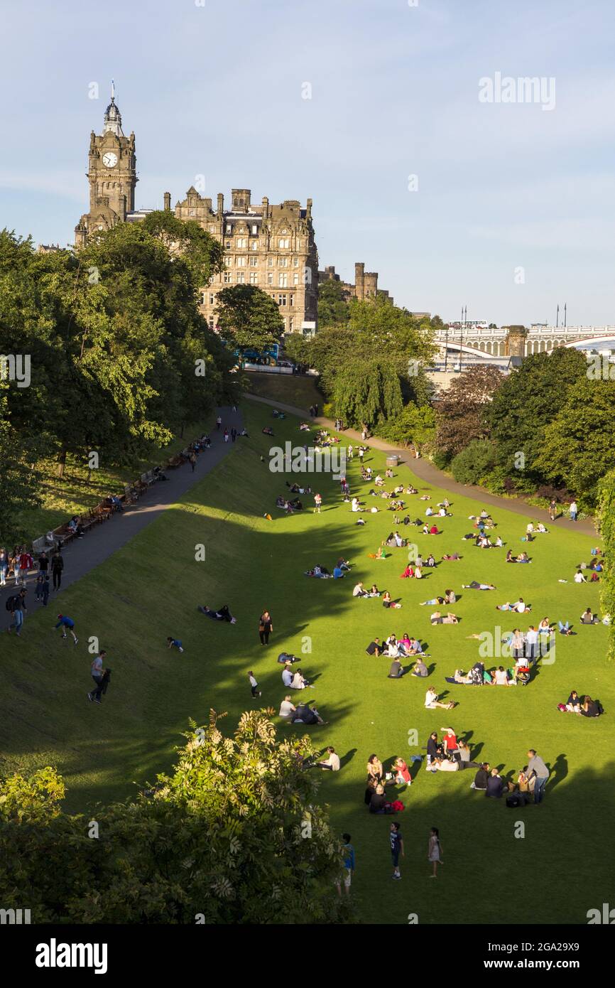 Stadtbesucher sitzen in den Princes Street Gardens im Zentrum von Edinburgh, Schottland; Edinburgh, Schottland Stockfoto