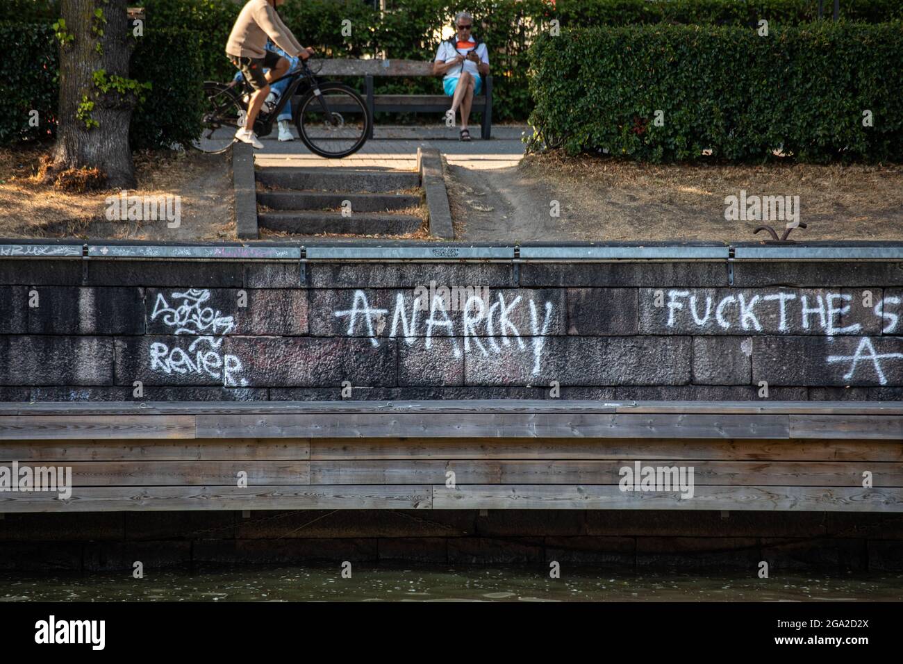 Falsch geschriebenes Anarchy-Graffiti am Flussufer des Flusses Aura in Turku, Finnland Stockfoto