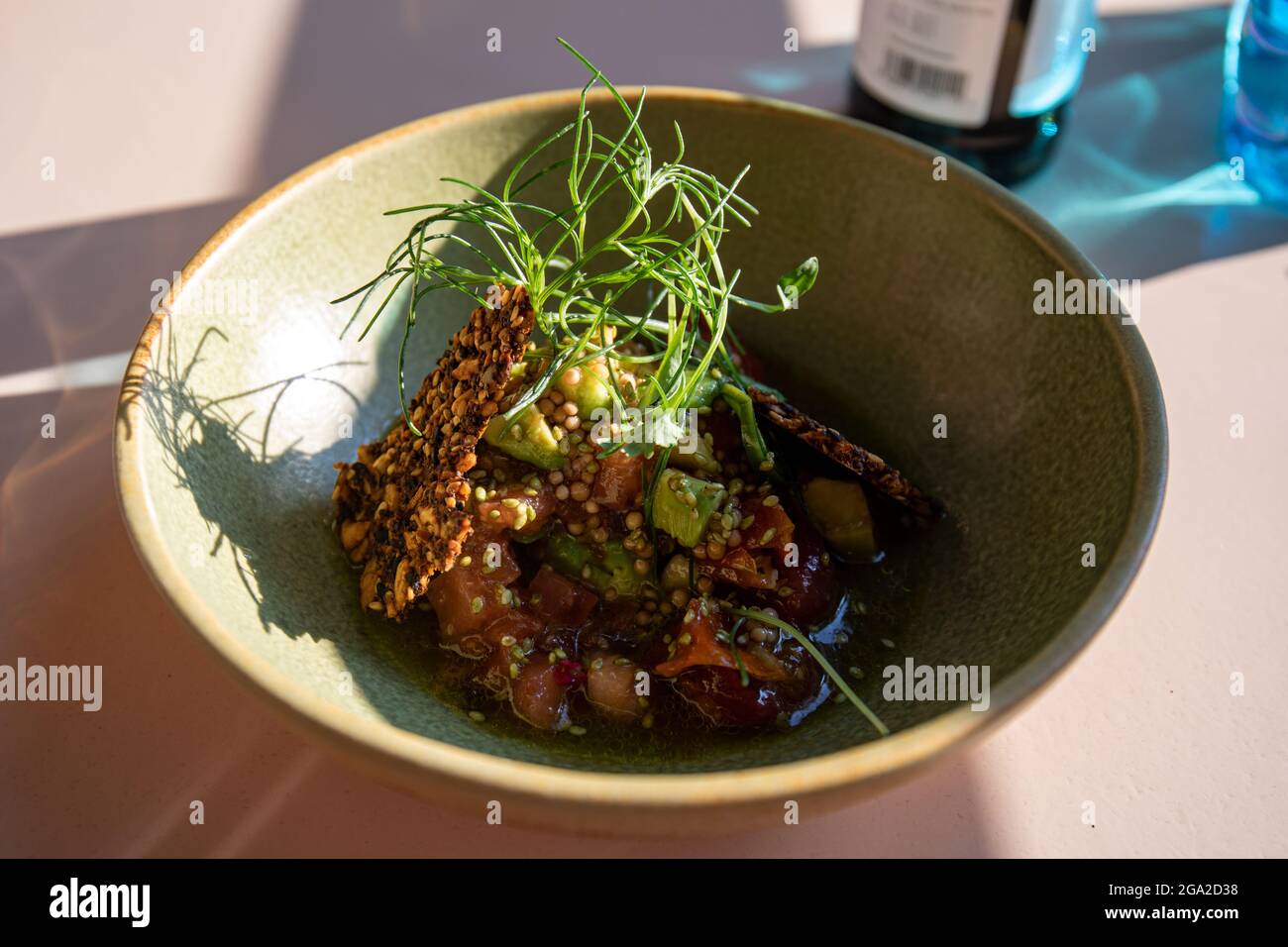 Tomate und Avocado mit Kimchi-Knäckebrot auf einer Schüssel im Restaurant Stockfoto