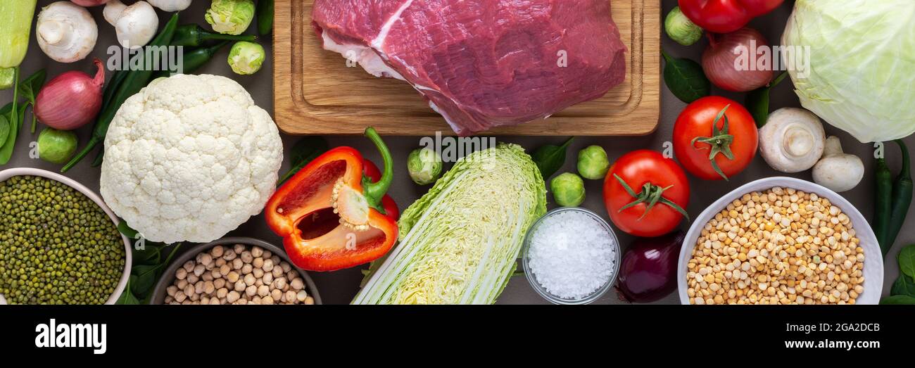 Frisches Bio-Gemüse auf dem Bauernhof, gesundes Lebensmittelkonzept, Gemüse und Pilze, Superfoods und Bohnen auf dem Brett mit einem frischen Stück Rindfleisch Stockfoto