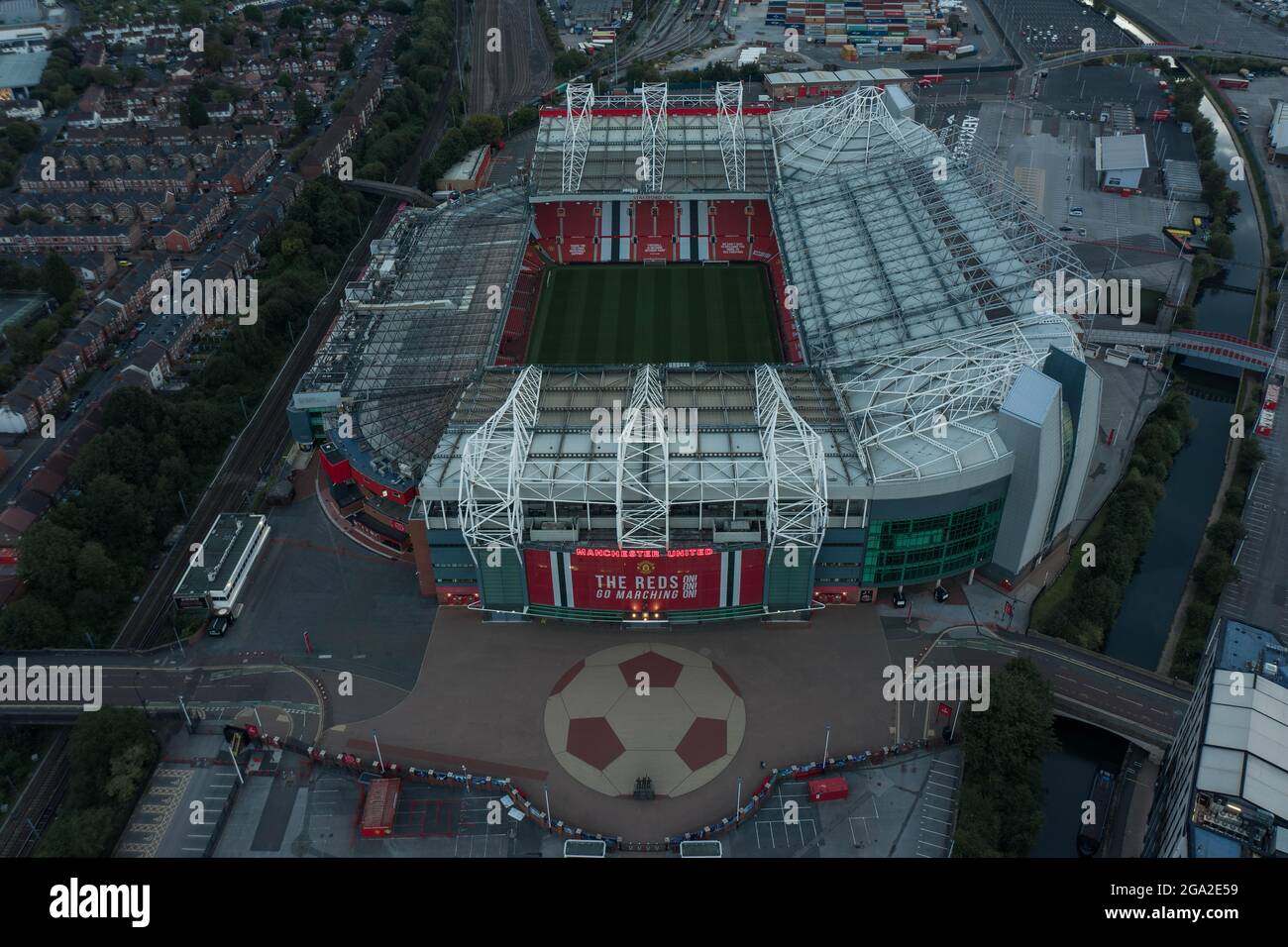 Luftaufnahme Old Trafford Football Stadium, Heimstadion des Manchester United Football Club Lancashire Drohnenfotografie Salford Quays Stockfoto