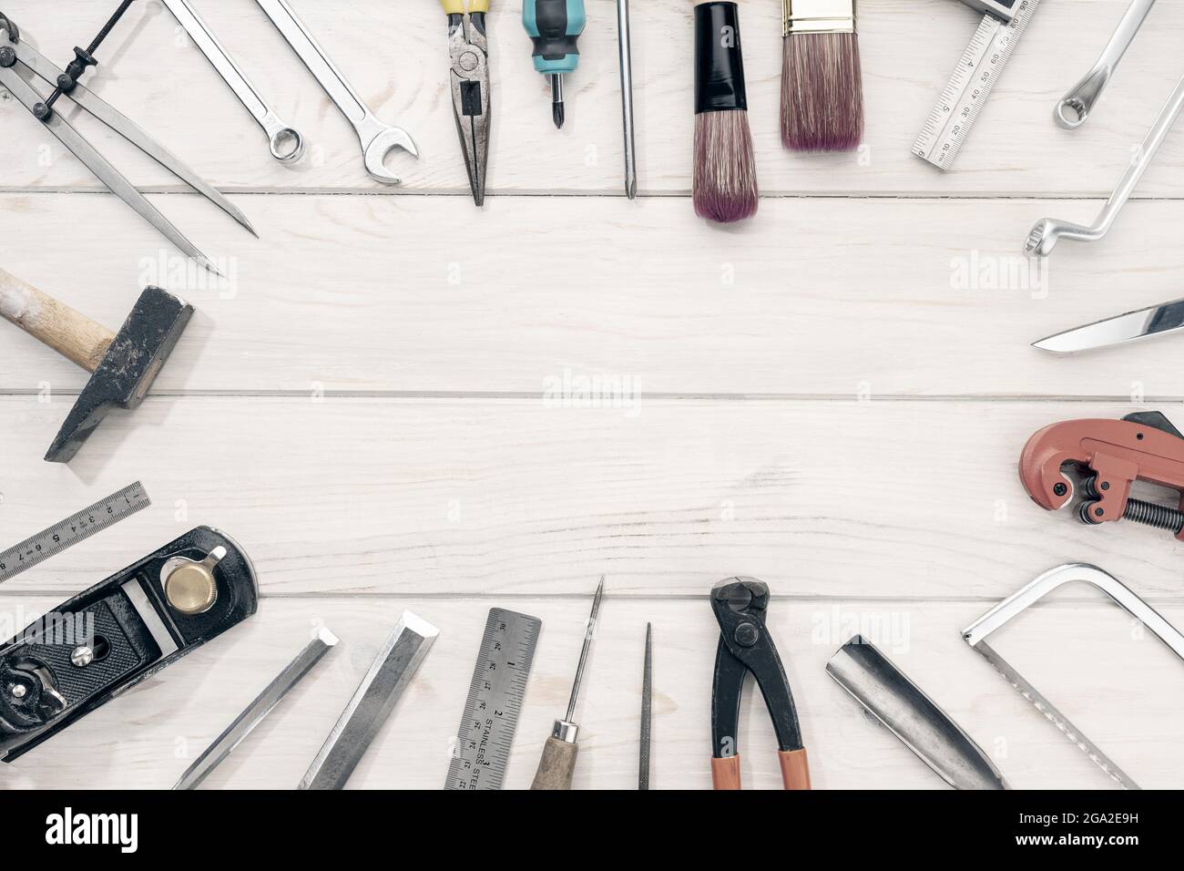 Rahmen von Arbeitswerkzeugen auf weißem Holztisch mit Kopierraum. Draufsicht Stockfoto Rahmen von Arbeitswerkzeugen auf weißem Holztisch mit Kopierraum. Draufsicht Stockfoto