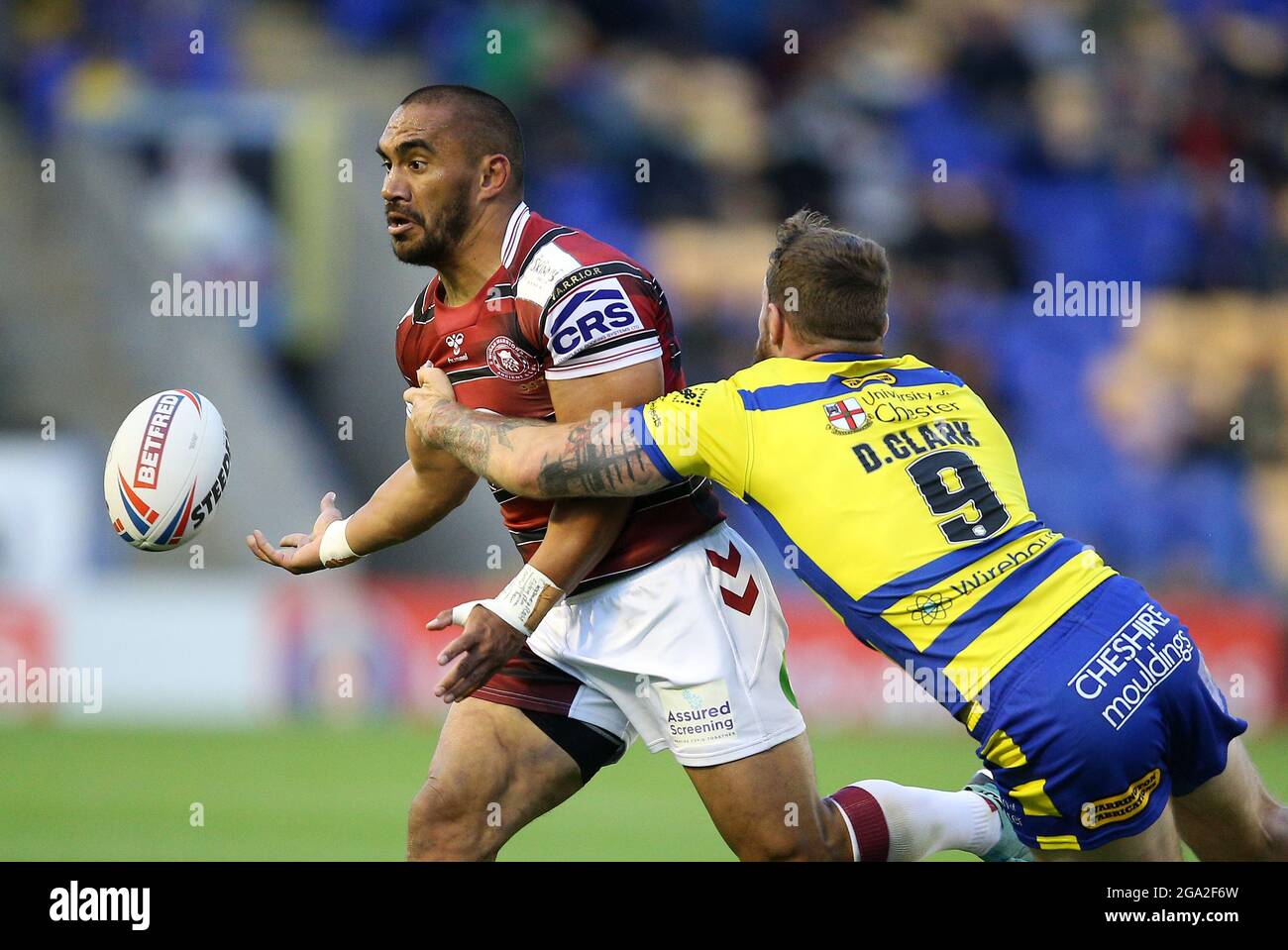 Wigan Warriors Thomas Leuluai wird von Warrington Wolves Daryl Clark während des Matches der Betfred Super League im Halliwell Jones Stadium, Warrington, angegangen. Bilddatum: Mittwoch, 28. Juli 2021. Stockfoto