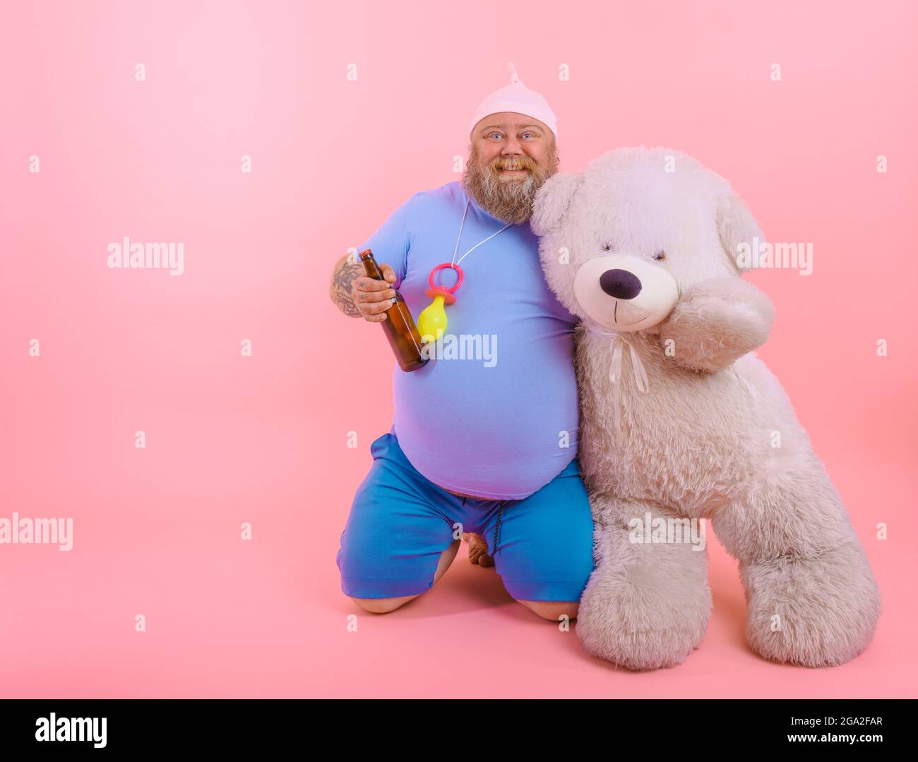 Fat Happy man wirkt wie ein glückliches Baby, trinkt aber Bier Stockfoto