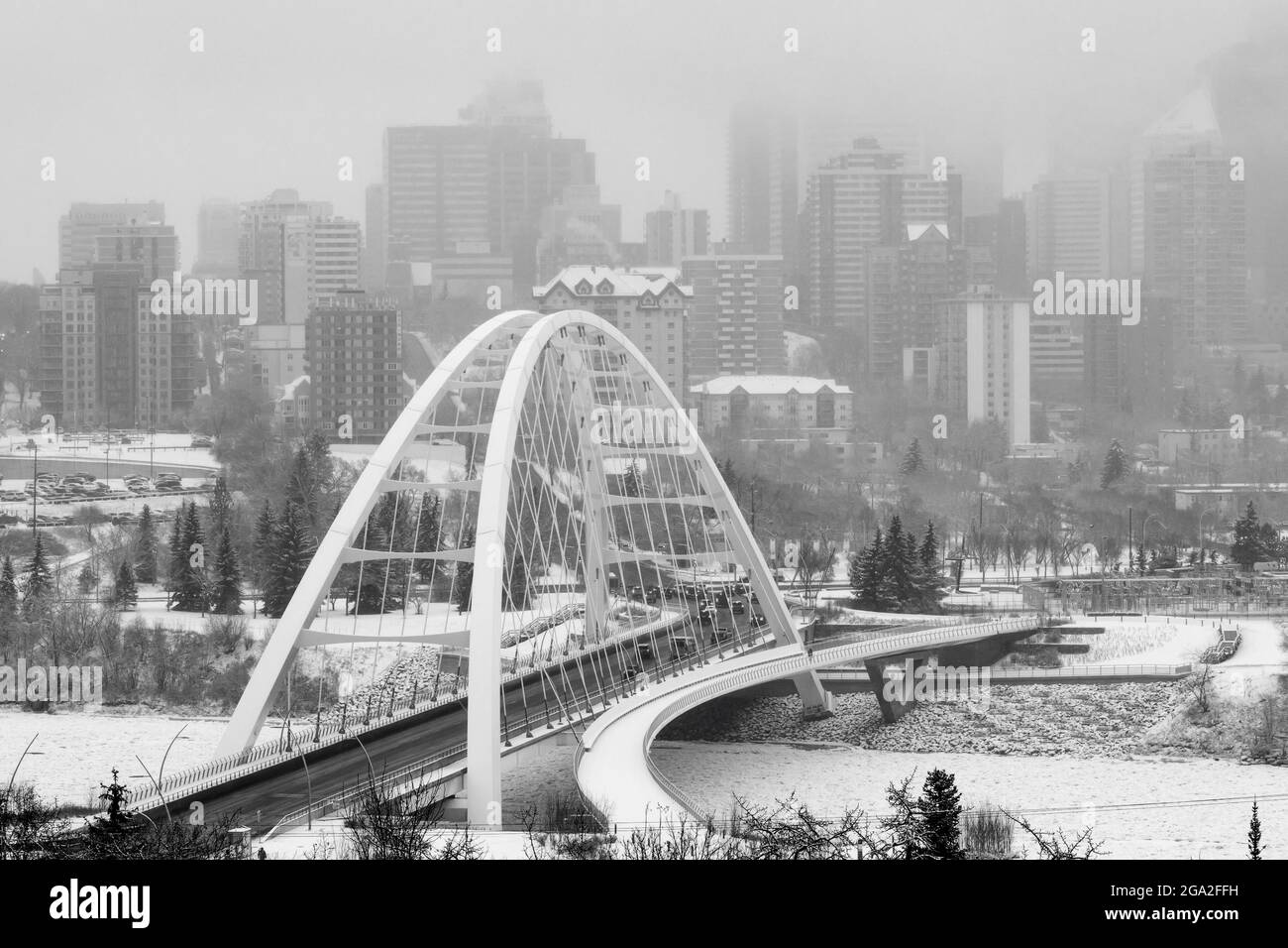 Walterdale Bridge über den gefrorenen North Saskatchewan River in der Stadt Edmonton im Winter; Edmonton, Alberta, Kanada Stockfoto