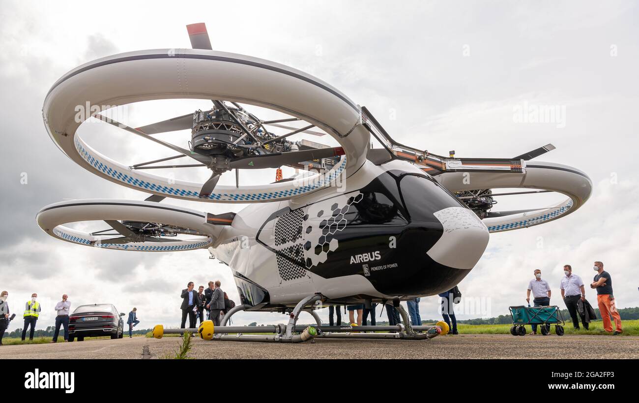 Manching, Deutschland. Juli 2021. Das rund 2.3 Tonnen schwere Lufttaxi-Modell „CityAirbus“ steht nach einem Testflug wieder auf dem Boden. Airbus arbeitet seit mehreren Jahren an der Passagierdrohne. Die oberbayerische Stadt Ingolstadt soll in Zukunft zu einer Modellregion für solche Lufttaxis werden. Kredit: Peter Kneffel/dpa/Alamy Live Nachrichten Stockfoto