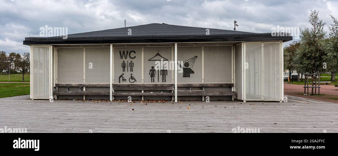 Toilette und Dusche am Strand. Stockfoto